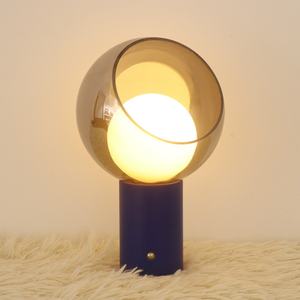 Lámpara de Mesa de Diseño Innovador con Base Metálica, Alimentada por Batería, Luz Ambiental USB LED, Decoraciones de Cuero y Cristal para Decoración del Hogar - Product Image 5