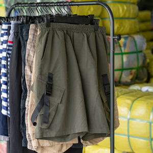 Lot de vêtements d'été pour hommes SH06 d'occasion, assortiment de t-shirts, chemises, jeans et pantalons cargo pour les entreprises de vente de vêtements - Product Image 2