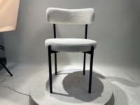 Fauteuil d'appoint moderne en tissu bouclé blanc avec dossier incurvé et pieds en métal noir pour salle à manger d'hôtel