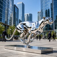 Statue de léopard en métal sur mesure « Reflective Speed » avec pose dynamique de course, sculptures extérieures en acier inoxydable