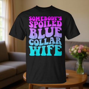 T-shirt « Somebody's Spoiled Blue Collar Wife », cadeau original pour la fête des mères - Product Image 3