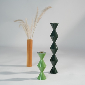 Candelabro de Lujo con Acabado Lacado, Portavelas de Madera Antigua de Alto Brillo para Velas Cónicas, Centro de Mesa - Product Image 1
