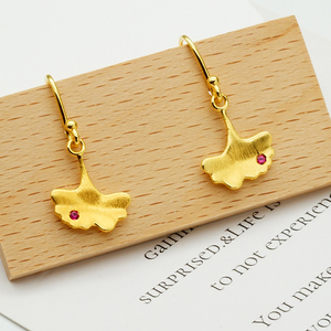 Exquisitos Pendientes de Oro Sólido de 9K/14K/18K con Forma de Hoja de Ginkgo y Acento de Zafiro Rosa para Regalo - Product Image 6