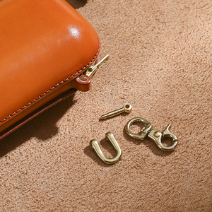 Étui à lunettes Ando Bag vintage en cuir de vache véritable avec fermeture éclair et clip, support portable pour lunettes de soleil - Product Image 3