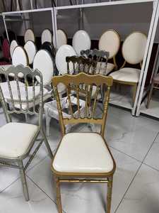 Chaises Napoléon en métal blanc et <span class=keywords><strong>or</strong></span> personnalisées, populaires et abordables pour fêtes et mariages, en <span class=keywords><strong>vente</strong></span> - Product Image 1