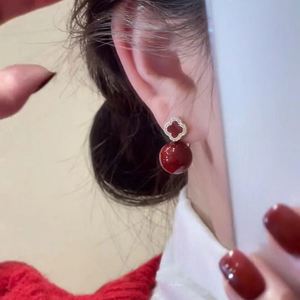 Pendientes de Moda al por Mayor con Flor Roja para Mujer, Chapados en Oro, con Colgante de Trébol de Cuatro Hojas y Perla, Joyería de Personalidad y Temperamento - Product Image 4