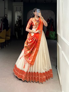 Nouvelle Lehenga classique de créateur en soie Vichitra avec broderie Zari et bordure en dentelle - Product Image 4