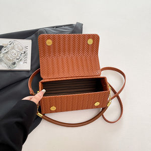 2025年のトレンドファッションボックス型ハンドバッグ、エレガントな幾何学的なフリップトップのハイエンドのポータブルバッグ。230 - Product Image 2