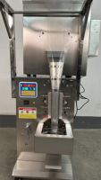 Machine d'emballage automatique de sachets, structure compacte pour économiser de l'espace, machine d'emballage de sachets pour les ateliers de surface limitée