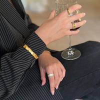 LUCKYJIU Fabricant de bijoux sur mesure en gros, bracelet jonc en acier inoxydable plaqué or 18 carats, texture martelée, étanche