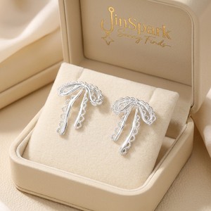 Pendientes de aro con lazo de encaje esculpido en 3D, chapados en oro real, ecológicos, 'Graceful Knot' de JinSpark - Product Image 5