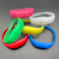 Vente en gros de bracelets à LED avec logo personnalisé Tissu en silicone à bas prix pour événement Bracelets promotionnels à commande vocale