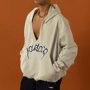 Sweat à capuche court pour homme en molleton 100% coton, coupe boxy, col en V profond, sans ourlet, avec broderie et impression, grammage lourd - Product Image 1