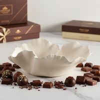 Moderne matte beige afwerking, delicate met de hand aangebrachte geruite patronen, keramische chocolade- en fruitserveerschaal & -kom voor cadeaus