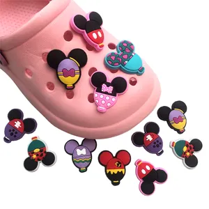 Vendita all'ingrosso di rinfuse accendini per scarpe da ginnastica Pvc 2d cartone animato Anime scarpe ciondoli in pizzo Design scarpe Custom Charms