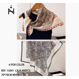 Foulard Quadrato a Forma di Foglia 70x70cm, Accessorio Moda Donna - Product Image 1