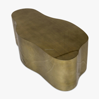 Table basse en laiton amorphe Sovereign, finition émaillée à la main, table centrale de luxe, esthétique de designer sélectionnée, pièce maîtresse en métal