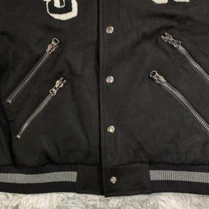 DENIMGUYS مخصص منشفة تطريز الشنيل جاكيتات رجالية أكمام جلدية بيسبول ليترمان جاكيتات اسكواش - Product Image 5