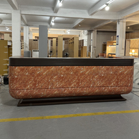 Comptoir d'accueil de luxe carré en marbre veiné avec bordure en bois foncé et métal, logo personnalisé, pour cabinet d'avocats, hall d'hôtel
