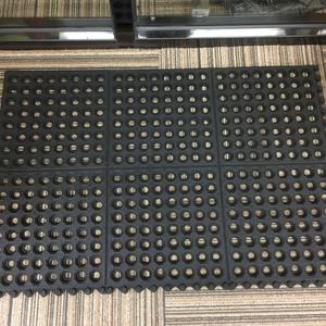 Tapis modulaires en caoutchouc pour extérieur, 36x36 pouces, avec drainage par trous - Product Image 6