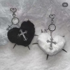 Llavero de peluche con forma de corazón, cruz metálica y púas, estilo punk, mosquetón para accesorios de moda - Product Image 2