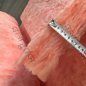 Isolation thermique en <span class=keywords><strong>fibre</strong></span> <span class=keywords><strong>de</strong></span> verre <span class=keywords><strong>de</strong></span> haute qualité 12kg/m3 Couverture isolante en laine <span class=keywords><strong>de</strong></span> verre rose - Product Image 3