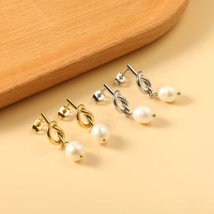 Pendientes de Perlas con Nudo Único de Acero Inoxidable Chapado en Oro de 18K, Joyería de Moda Elegante y Personalizada al por Mayor para Mujer - Product Image 6