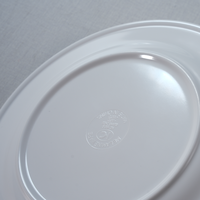 Elégante assiette rétro ronde en mélamine de 7 pouces du fabricant, résistante et lavable au lave-vaisselle pour le service alimentaire au restaurant