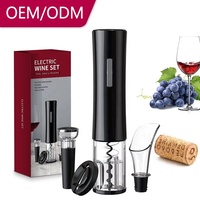Ensemble ouvre-bouteille électrique 4-en-1 avec bouchon à vide et verseur, motif sapin de Noël imprimé en usine, pour un service simplifié