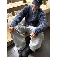 Einfarbiger Polyester-Strickpullover für Herren, großer V-Ausschnitt, Cardigan, normale Ärmel, lockere Passform, atmungsaktiv, für den Winter, High-End-Stil, trendig