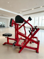 Máquina de remo sentado con carga de placas para uso comercial en interiores, ideal para clubes.