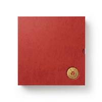 Caja de Regalo Magnética Personalizada con Aspecto de Cuero Borgoña, Logotipo Atómico en Lámina Dorada y Ventana Circular, Empaque de Lujo