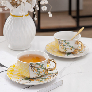 Juego de taza y platillo de cerámica con asa dorada y diseño floral para el té de la tarde - Product Image 5