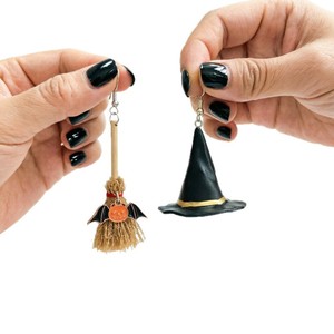 Boucles d'oreilles d'Halloween pour femmes, design créatif chapeau de <span class=keywords><strong>sorcière</strong></span> et balai, asymétriques, fantaisie, en résine acrylique, ambiance festive - Product Image 1