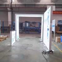 Stand de Exhibición Personalizado de 20x20 con Marco SEG de Doble Cara e Iluminación Trasera para Ferias Comerciales