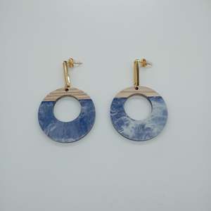 Boucles d'oreilles pendantes tendance en acier inoxydable 316L plaqué or PVD, design rond en bois bleu durable et résistant - Product Image 1