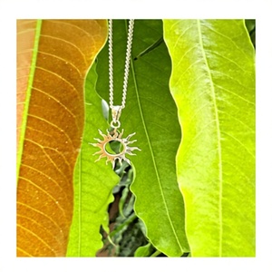 Pendentif soleil en argent sterling fait main, serti de pierres naturelles, style vintage, élégant, minimaliste, charme, cadeau d'anniversaire pour femme - Product Image 1