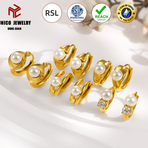 Boucles d'oreilles en perles pour femmes, en acier inoxydable, plaqué or 18 carats PVD, bijoux vintage, boucles d'oreilles huggie en perles et acier inoxydable - Product Image 1