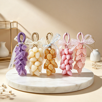 Savon suspendu en forme de grappe de fraises couleur macaron, savon artisanal parfumé en cristal transparent avec nœud en organza pour cadeaux de mariage en gros