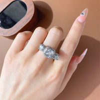 Bague de fiançailles de luxe à trois pierres taille coussin avec halo, en laiton plaqué platine et zircone cubique AAA, vente en gros