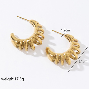 Pendientes Geométricos Huecos Inusuales en Forma de C de Acero Inoxidable con Textura de Oro de 18k para Prevenir Alergias - Product Image 2