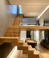 Rampe en verre ultra-minimaliste, escalier flottant, marches en chêne massif, design à fixation dissimulée pour un intérieur de luxe léger