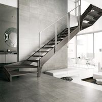Escalier en tube carré métallique moderne et durable, personnalisé, avec surface antidérapante, garde-corps en verre pour une utilisation en intérieur, hôtel, appartement