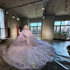 Vestido de Quinceañera Wx55 Lila para Niñas, con Hombros Descubiertos, Apliques Florales de Encaje, Antiestático, Cola Capilla, Largo hasta el Suelo, Vestido de Fiesta - Product Image 2