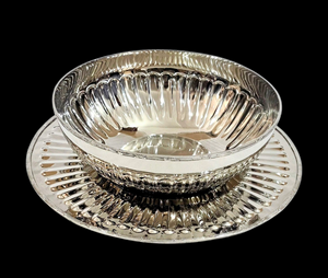 Assiette de présentation ronde en argent avec motif gravé et perles roses, design classique fait main pour les occasions de mariage - Product Image 5