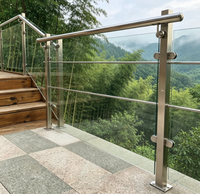 Poteau de balustrade élégant en acier inoxydable avec fixations latérales pour porches, terrasses et balustrades extérieures