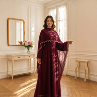 Ensemble Abaya Nida Douce Broderie Florale et Hijab Assorti pour Femme Musulmane – Robe Islamique Modeste Rose avec Dentelle et Patchwork – Vente en Gros