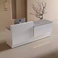 Comptoir de réception commercial rectangulaire en bois blanc, simple, moderne, durable, finition laquée, personnalisable, pour bureau ou caisse.