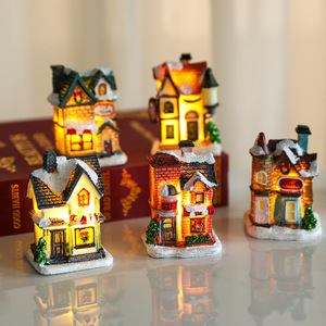 Nouvelle décoration de fenêtre de maison miniature lumineuse de Noël transfrontalière, petite maison en résine pour décoration de Noël, petit cadeau - Product Image 1