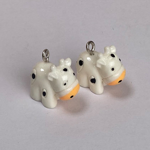 Foto <span class=keywords><strong>real</strong></span> de una mini vaca de resina, colgante 3D de animal en miniatura estilo pastoral para bricolaje, ideal para collares, pendientes y accesorios. - Product Image 5